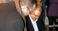 Zülfü Livaneli gibt Autogramme, Quelle: DTF