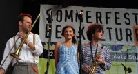 Fatima Spar and the Freedom Fries auf der Bühne vor Banner des Sommerfestes, Quelle: DTF