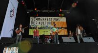 Limanja auf der Bühne vor Banner des Sommerfestes, Quelle: DTF
