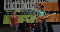 Limanja auf der Bühne vor Banner des Sommerfestes, Quelle: DTF