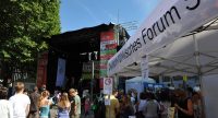 Zelt des DTF und stehendes Publikum, Quelle: DTF