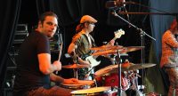 Schlagzeuger und Bassist, der Schlagzeuger schaut nach hinten in die Kamera, Quelle: DTF