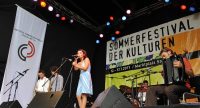 Fatima Spar and the Freedom Fries auf der Bühne vor Banner des Sommerfestes und des DTF, Quelle: DTF