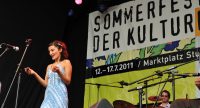 Fatima Spar and the Freedom Fries auf der Bühne vor Banner des Sommerfestes, Quelle: DTF