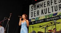 Fatima Spar and the Freedom Fries auf der Bühne vor Banner des Sommerfestes, Quelle: DTF