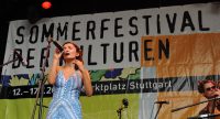 Fatima Spar and the Freedom Fries auf der Bühne vor Banner des Sommerfestes, Quelle: DTF