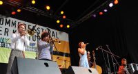Fatima Spar and the Freedom Fries auf der Bühne vor Banner des Sommerfestes, Quelle: DTF