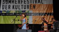 Fatima Spar and the Freedom Fries auf der Bühne vor Banner des Sommerfestes, Quelle: DTF