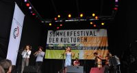 Fatima Spar and the Freedom Fries auf der Bühne vor Banner des Sommerfestes und des DTF, Quelle: DTF