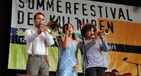 Fatima Spar and the Freedom Fries auf der Bühne vor Banner des Sommerfestes, Quelle: DTF