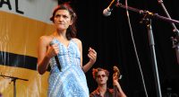 Fatima Spar and the Freedom Fries auf der Bühne vor Banner des Sommerfestes, Quelle: DTF