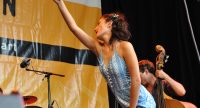 Fatima Spar and the Freedom Fries auf der Bühne vor Banner des Sommerfestes, Quelle: DTF