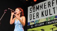 Fatima Spar and the Freedom Fries auf der Bühne vor Banner des Sommerfestes, Quelle: DTF