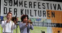 Fatima Spar and the Freedom Fries auf der Bühne vor Banner des Sommerfestes, Quelle: DTF