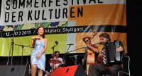 Fatima Spar and the Freedom Fries auf der Bühne vor Banner des Sommerfestes, Quelle: DTF