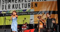 Fatima Spar and the Freedom Fries auf der Bühne vor Banner des Sommerfestes, Quelle: DTF