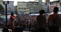 Fatima Spar and the Freedom Fries auf der Bühne mit Publikum im Bildhintergrund, Quelle: DTF