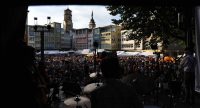 Fatima Spar and the Freedom Fries auf der Bühne mit Publikum im Bildhintergrund, Quelle: DTF