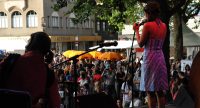 Fatima Spar and the Freedom Fries auf der Bühne mit Publikum im Bildhintergrund, Quelle: DTF