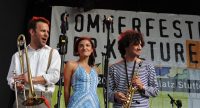 Fatima Spar and the Freedom Fries auf der Bühne vor Banner des Sommerfestes, Quelle: DTF