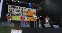 Limanja auf der Bühne vor Banner des Sommerfestes, Quelle: DTF