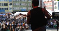 Limanja auf der Bühne mit Publikum im Bildhintergrund, Quelle: DTF