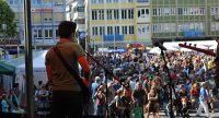 Limanja auf der Bühne mit Publikum im Bildhintergrund, Quelle: DTF