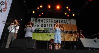 Fatima Spar and the Freedom Fries auf der Bühne vor Banner des Sommerfestes und des DTF, Quelle: DTF