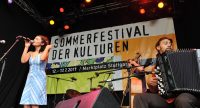 Fatima Spar and the Freedom Fries auf der Bühne vor Banner des Sommerfestes, Quelle: DTF