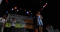 Fatima Spar and the Freedom Fries auf der Bühne vor Banner des Sommerfestes, Quelle: DTF