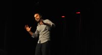 Aydin Isik spricht gestikulierend auf der Bühne, Quelle: DTF