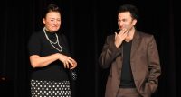 Alexandra Gauger und Fatih Çevikkollu stehen nebeneinander auf der Bühne, Quelle: DTF