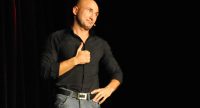 Murat Topal gestikulierend auf der Bühne, Quelle: DTF