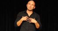 Murat Topal gestikulierend auf der Bühne, Quelle: DTF