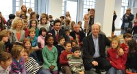 Kindergruppe macht Foto mit darin sitzenden Erwachsenen, Quelle: DTF