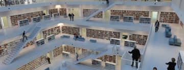 Menschen bewegen sich innerhalb der mehrstöckigen Bücherei