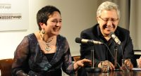 Dr. Şebnem Bahadır und Zülfü Livaneli sitzen nebeneinander, Quelle: DTF