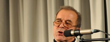 Reinhold Ohngemacht am Rednerpult spricht ins Mikrofon