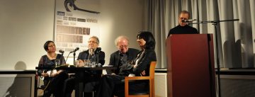 Dr. Şebnem Bahadır, Zülfü Livaneli, älterer Herr und Muhterem Aras sitzend nebeneinander, Reinhold Ohngemach sprechend am Rednerpult