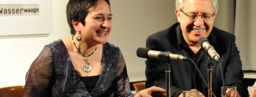 Dr. Şebnem Bahadır und Zülfü Livaneli sitzen nebeneinander