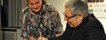 Zülfü Livaneli gibt Autogramme
