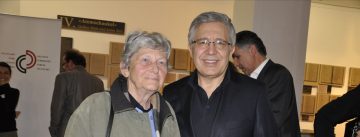 Zülfü Livaneli und ältere Dame lächeln Richtung Kamera