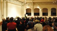 sitzende Menschen schauen auf Mann am Rednerpult, Quelle: DTF
