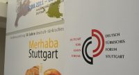 Banner des DTF vor Poster der Merhaba-Ausstellung, Quelle: DTF