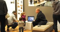 Erwachsene und Kinder schauen sich ein Video an, Quelle: DTF