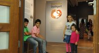 Kinder am Eingang des Ausstellungsraumes, Quelle: DTF