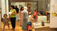 Frauen und Kinder in einem Ausstellungsraum, Quelle: DTF