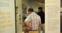 Männer in einem Ausstellungsraum, Quelle: DTF
