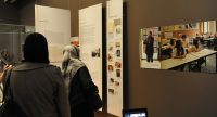 Frauen mit Kopftuch vor Ausstellungswand, Quelle: DTF