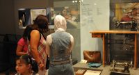 Frauen schauen in eine Ausstellungsvitrine, Quelle: DTF